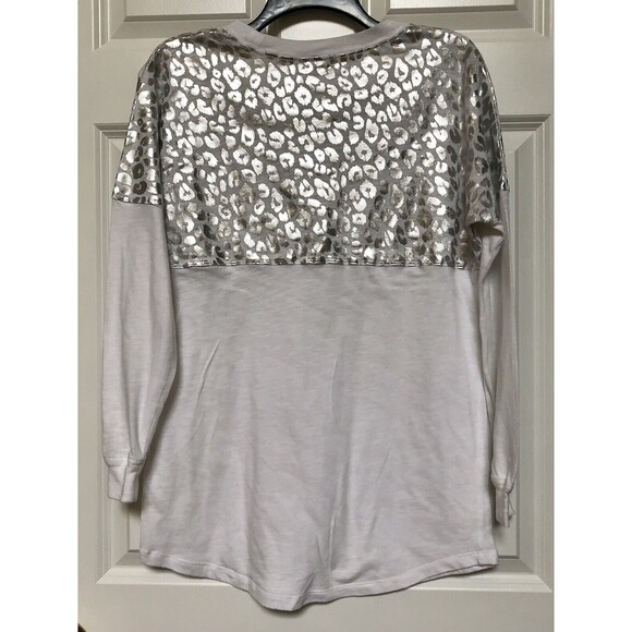 PINK VICTORIA'S SECRET WHITE/SILVER LOEPARDO PRINT SHIRT SIZE XS LONG SLEEVES - Picture 3 of 7
